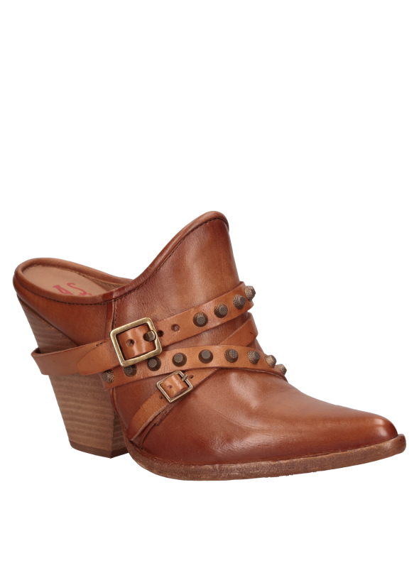 Zapato de cuero camel para mujer, sofisticado y versátil, se adapta a trajes sastre y faldas midi.