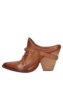 Elegante zapato camel de cuero para mujer, con líneas limpias y acabado sobrio, perfecto para oficina y salidas nocturnas.