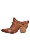 Elegante zapato camel de cuero para mujer, con líneas limpias y acabado sobrio, perfecto para oficina y salidas nocturnas.