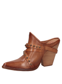 Zapato de salón camel de cuero con taco bloque y punta puntiaguda, ideal para un look casual chic femenino.