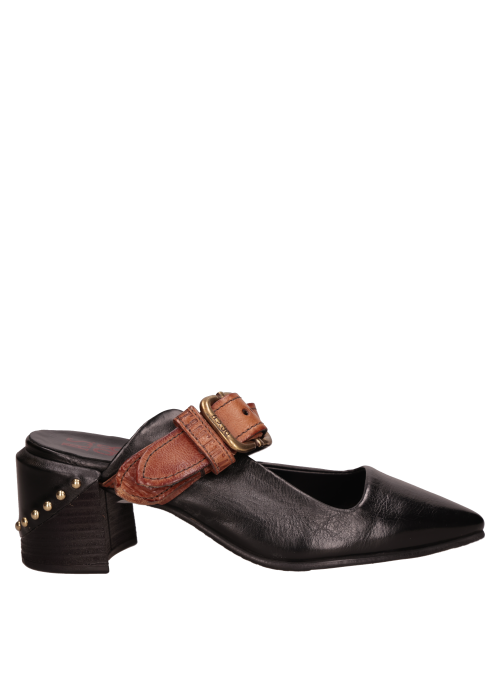 Calzado casual de cuero negro, resistente y pulcro, adecuado para oficina o eventos urbanos.