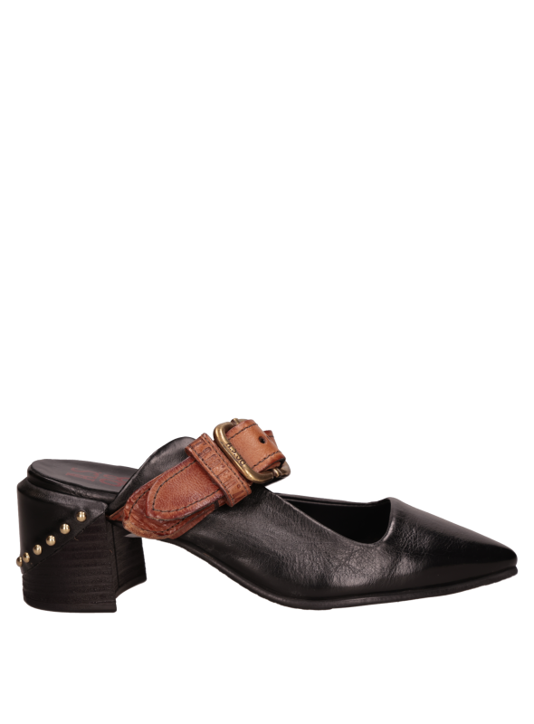 Calzado casual de cuero negro, resistente y pulcro, adecuado para oficina o eventos urbanos.