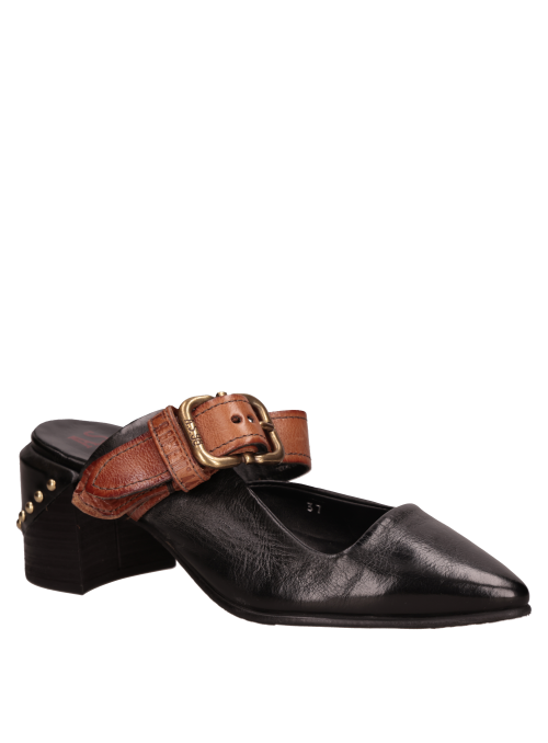 Calzado casual de cuero negro, resistente y pulcro, adecuado para oficina o eventos urbanos.