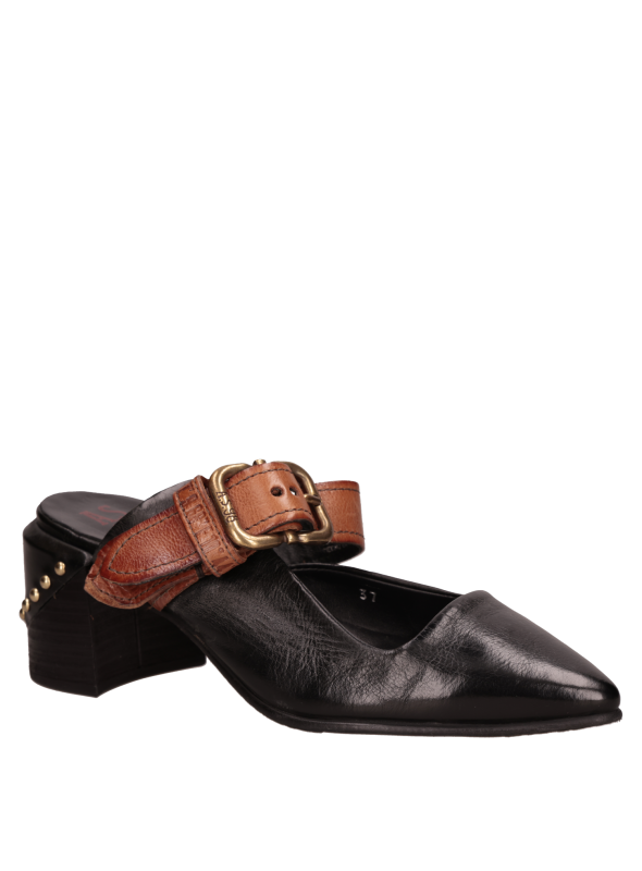 Calzado casual de cuero negro, resistente y pulcro, adecuado para oficina o eventos urbanos.