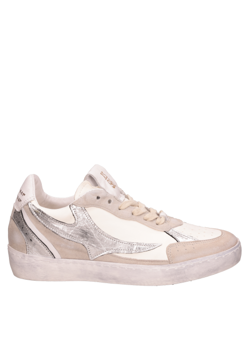 zapatilla minimalista de cuero blanco para mujer, ideal para combinar con jeans o falda