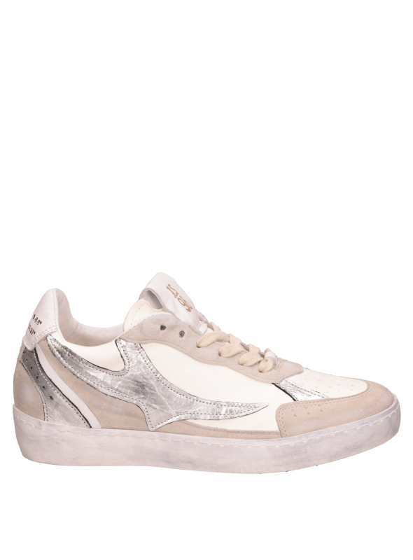 zapatilla minimalista de cuero blanco para mujer, ideal para combinar con jeans o falda