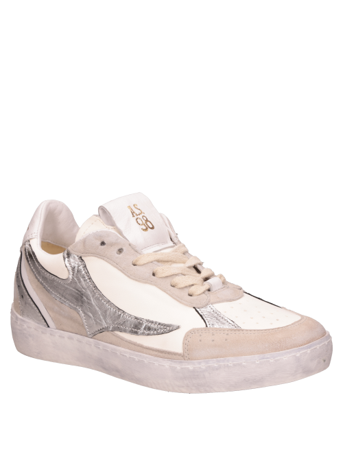 zapatilla minimalista de cuero blanco para mujer, ideal para combinar con jeans o falda