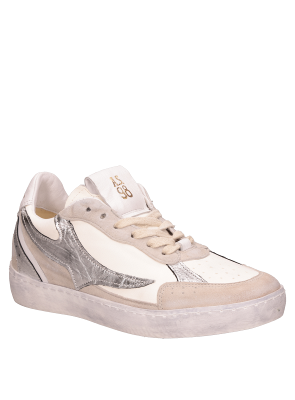 zapatilla minimalista de cuero blanco para mujer, ideal para combinar con jeans o falda