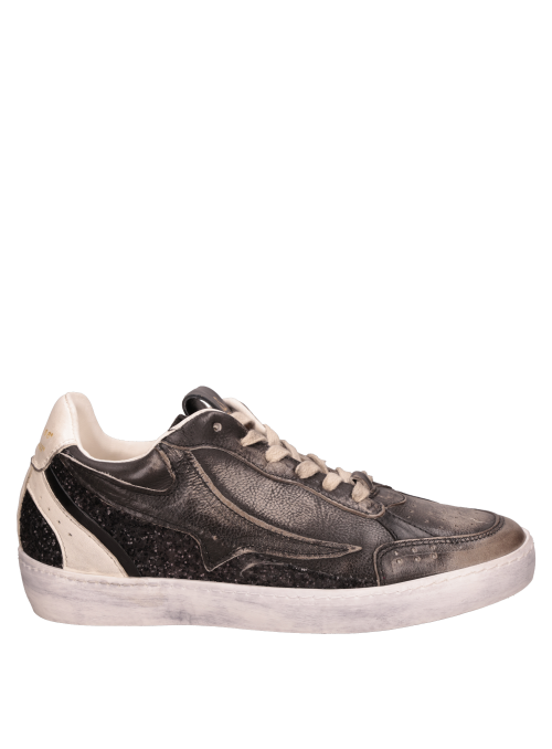 Zapatilla de cuero negro para mujer, resistente y adecuada para el día a día.