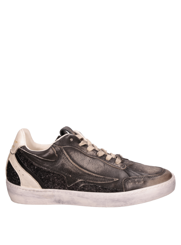 Zapatilla de cuero negro para mujer, resistente y adecuada para el día a día.