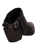 Mule de cuero negro para mujer, estilo western, con líneas limpias y taco que ofrece estabilidad.