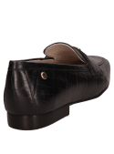Mocasín casual de cuero negro para mujer, ideal para combinar con outfits diarios.