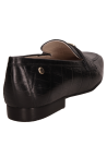 Mocasín casual de cuero negro para mujer, ideal para combinar con outfits diarios.