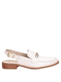 Elegante zapato blanco de cuero para mujer, versátil y minimalista.