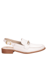 Elegante zapato blanco de cuero para mujer, versátil y minimalista.