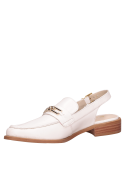 Zapato blanco de cuero para mujer con punta cuadrada y taco plano, estilo formal.
