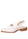 Zapato blanco de cuero para mujer con punta cuadrada y taco plano, estilo formal.