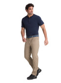 Pantalón casual beige para hombre, tejido suave de algodón y spandex para comodidad diaria.