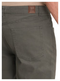 Pantalón gris masculino en algodón y spandex, ideal para combinar con polera y zapatillas urbanas.