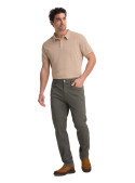 Pantalón gris casual de hombre con mezcla de algodón y spandex, pretina con trabillas y cierre frontal.