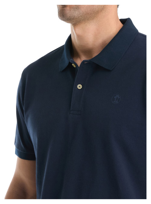 Polera de algodón azul con diseño atemporal para un estilo casual y cómodo. Polera de algodón azul con diseño atemporal para un estilo casual y cómodo.