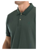 Polera verde de hombre combinada con jeans para un look urbano.