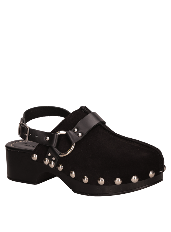 Zapato de cuero negro para mujer, combina con jeans o falda midi para un look urbano.
