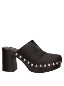 Zapato de taco bloque en cuero negro, estilo casual y atemporal para mujer.