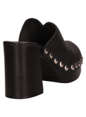 Zapato de cuero negro para mujer, con taco de 9 cm y silueta limpia.