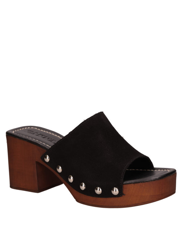 Sandalia de cuero negro, adecuada para transitar entre lo casual y lo elegante.