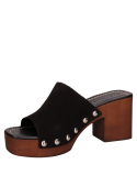 Sandalia negra de cuero con taco bloque y punta abierta, ideal para un look casual y elegante.