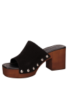 Sandalia negra de cuero con taco bloque y punta abierta, ideal para un look casual y elegante.