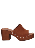 Sandalia casual de cuero café, taco bloque de 7 cm, estilo femenino ideal para día y noche.