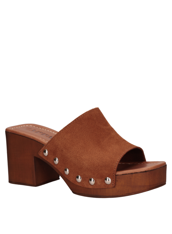 Sandalia de cuero café, diseño atemporal con taco bloque, perfecta para combinar con jeans o vestidos.