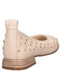 Zapato de cuero beige para mujer, ideal para ocasiones semi formales y uso diario.