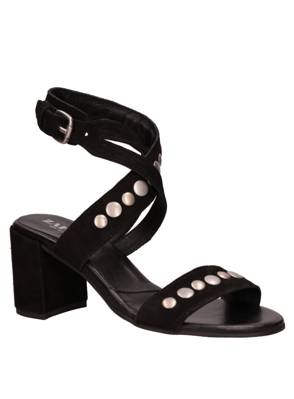 Elegante sandalia de cuero negro para mujer, combinable con diversos atuendos.