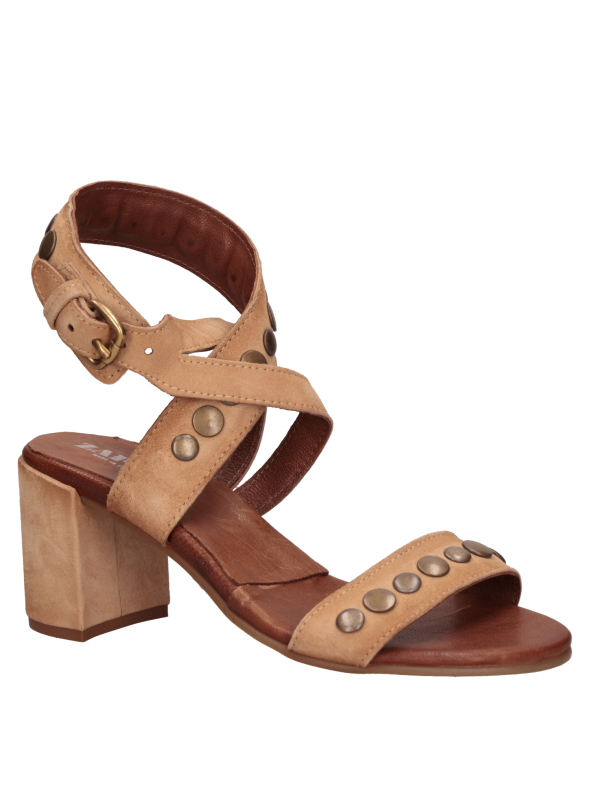 Sandalia beige de cuero con construcción resistente, adecuada para el día a día.