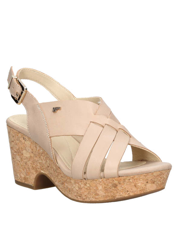 Sandalia de mujer en cuero blanco con taco bloque, estiliza sin perder comodidad.