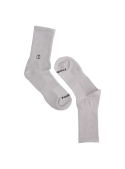 Calcetines grises unisex ajustados con elasticidad, perfectos para looks casuales y deportivos.