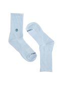Combinación de materiales que ofrece comodidad y versatilidad en calcetines celestes.