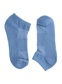 Calcetines azules unisex mostrando elasticidad y confort para combinar con jeans y polera básica.