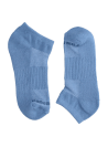 Calcetines azules unisex mostrando elasticidad y confort para combinar con jeans y polera básica.