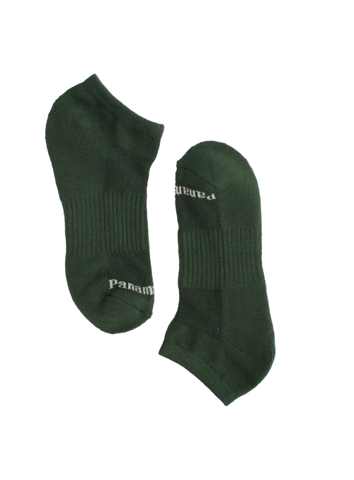 Versatilidad de los calcetines verdes unisex, aptos para jeans, shorts o joggers. Versatilidad de los calcetines verdes unisex, aptos para jeans, shorts o joggers.