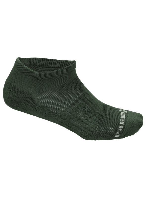 Textura suave de los calcetines verdes, perfectos para combinar con zapatillas urbanas.