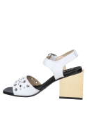 Sandalia de cuero blanco para mujer, ideal para looks casuales.
