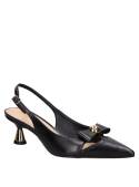 Zapato slingback de mujer, cuero negro, lazo dorado, tacón bajo metalizado, estilo moderno.