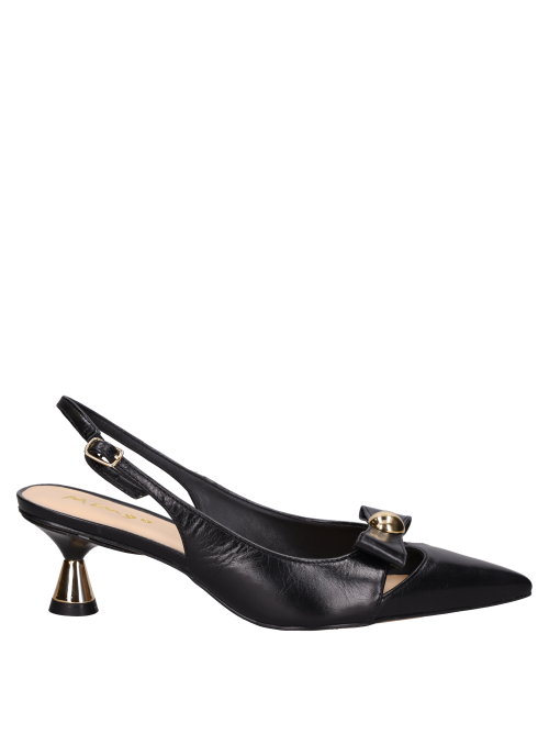 Zapato slingback de mujer, cuero negro, lazo dorado, tacón bajo metalizado, estilo moderno.