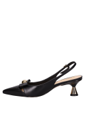 Zapato slingback negro de cuero, diseño refinado con lazo dorado y tacón cónico metalizado.