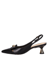 Zapato slingback negro de cuero, diseño refinado con lazo dorado y tacón cónico metalizado.