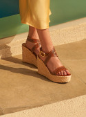 Sandalia camel de cuero con cuña de 10.5 cm, diseño abierto para mujer.